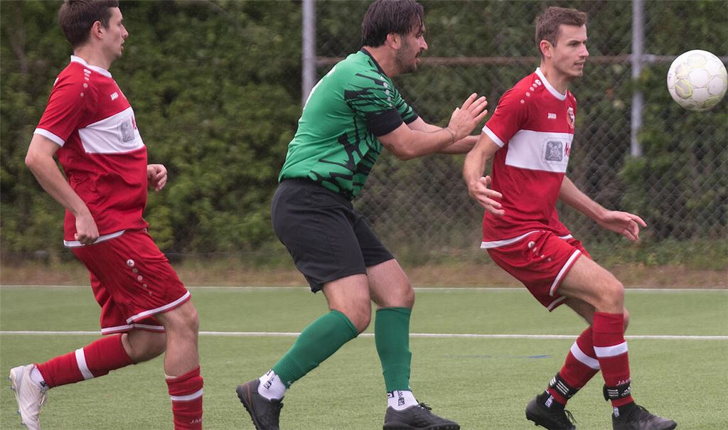 Wiernsheim (rote Trikots) behält am Ende die Oberhand.Foto: Fotomoment