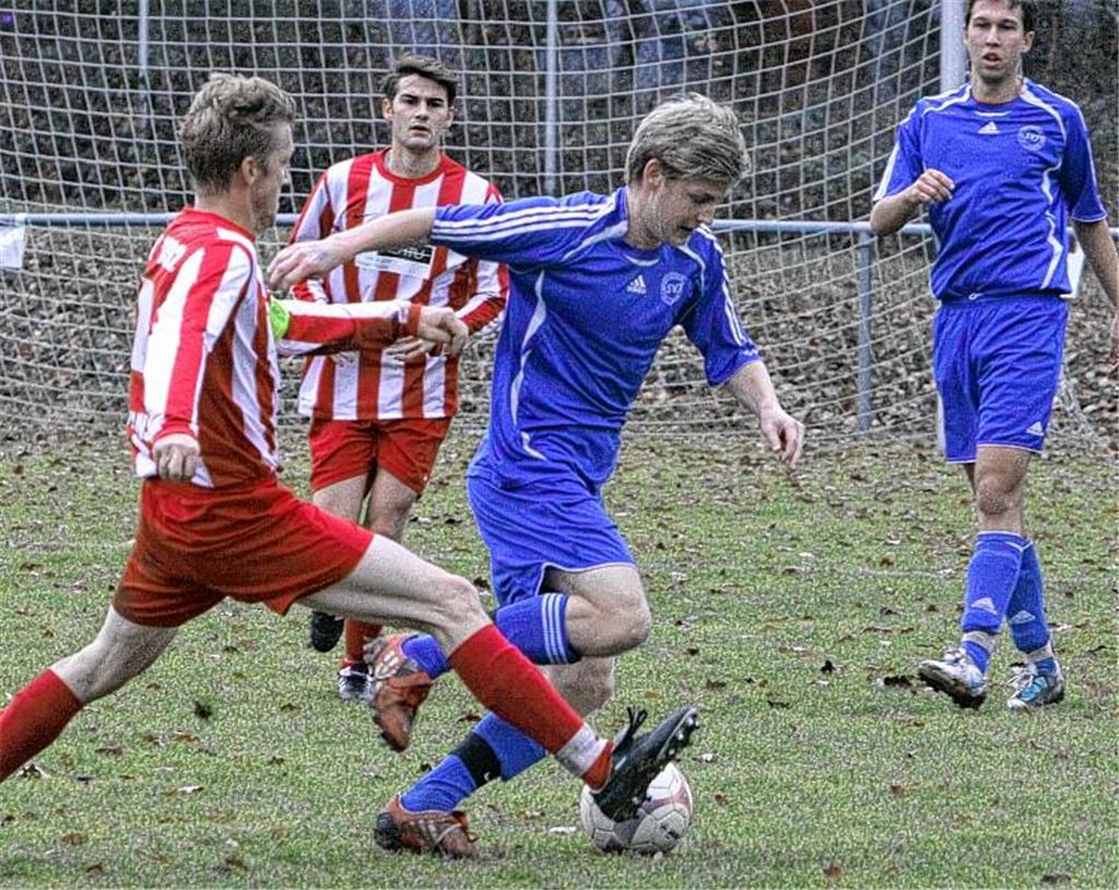Wiernsheims Kapitän Andreas Wieser (li.) streckt sich, doch Daniel Brenner bleibt für den SV Illingen am Ball. Foto: Eigner