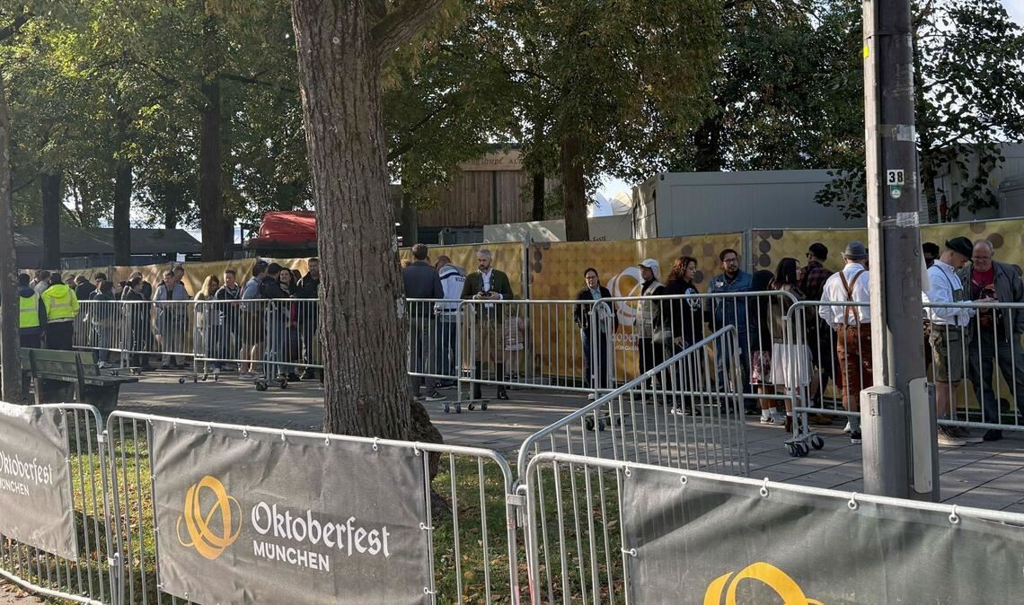 Wiesn-Besucher warten vergeblich auf den Einlass.
