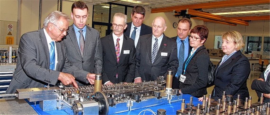 Wiestaw Kramski gibt Nils Schmid, Gerd Lutz (Hauptgeschäftsführer der Handwerkskammer; v.li.), der SPD-Bundestagsabgeordneten Katja Mast, Lutz’ Stellvertreterin Brigitte Dorwarth-Walter (v.re.) und Handwerkskammer-Präsident Joachim Wohlfeil (4.v.re.) Einblicke in die Firma Kramski.