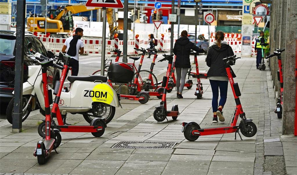 Wild geparkte E-Roller verursachen immer wieder Unfälle.