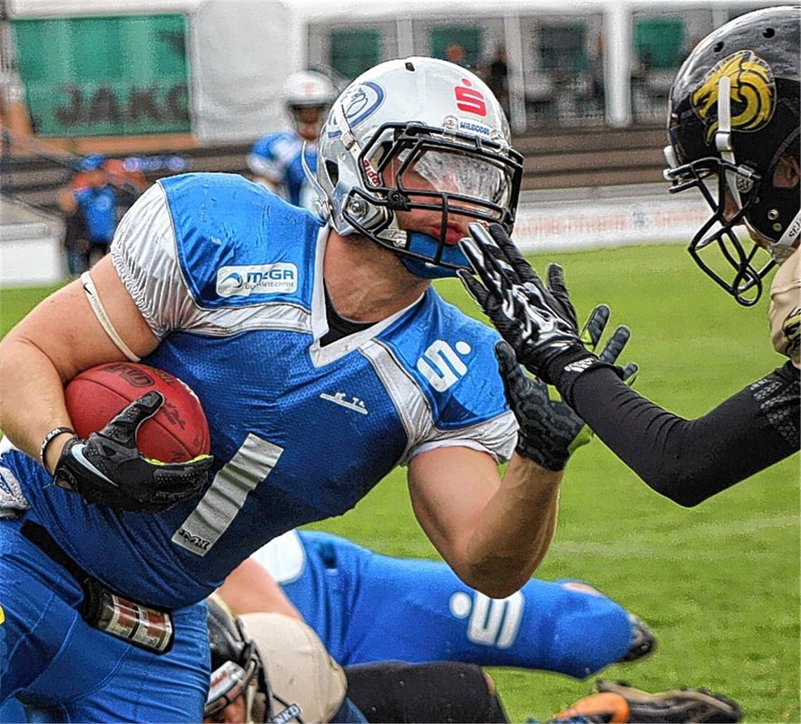 Wilddogs-Linebacker Jeremy Wenz (li.) versucht an einem Verteidiger der Gießen Gold Dragons vorbeizukommen.