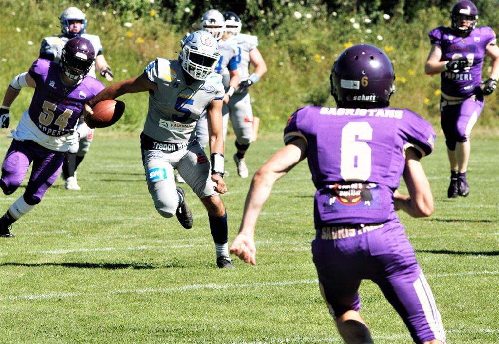 Wilddogs-Quarterback José Tabora behauptet gegen Freiburg den Ball. Foto: Jürgen Keller