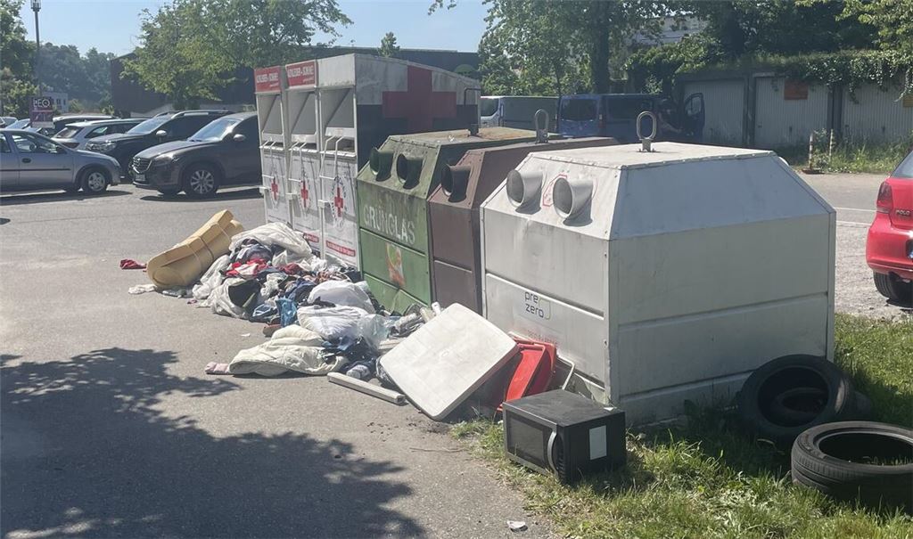 Wilde Müllkippe: die Situation an den Altkleider- und Glascontainern auf dem Parkplatz Goethestraße. Foto: privat