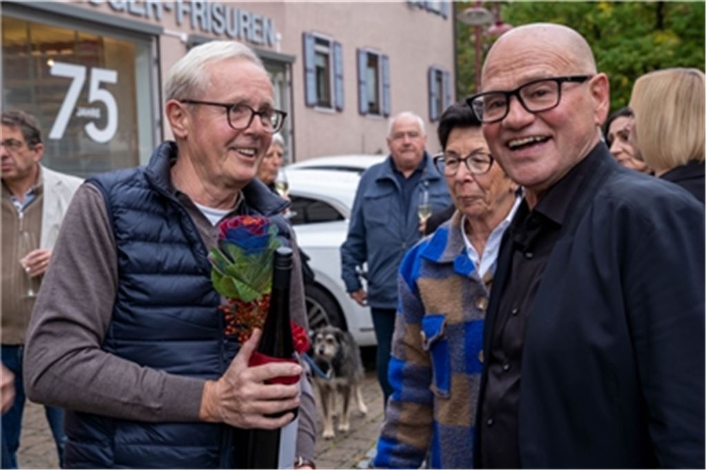 Wilfried Pflüger (re.) freut sich zum Jubiläum über zahlreiche Gratulanten, darunter auch der langjährige Kertu-Geschäftspartner Alfred Haug aus Stuttgart. Foto: Recken