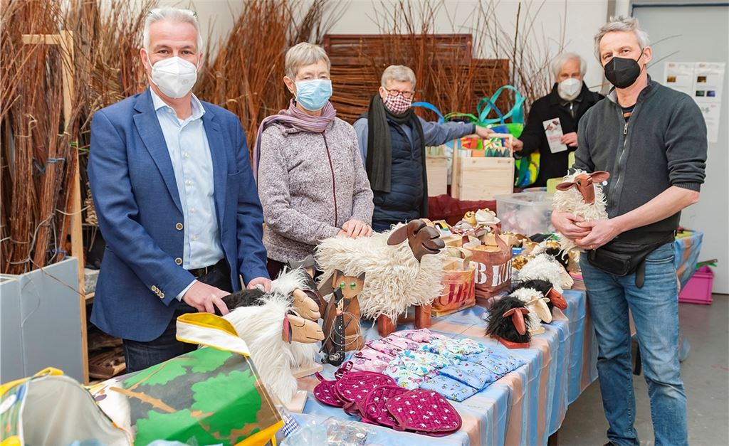 Wilhelm Eschbach überreicht an Christiane Bastian-Engelbert unter der Leitung von Michael Gladitsch (v. li.) und Marcus Stiefel-Dürr (re.) gefertigte GSI-Produkte.Fotomoment