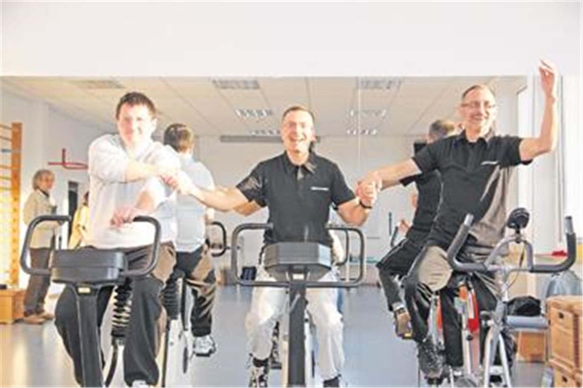 Wilhelm Kopp, Projektleiter Sven Osswald und Eduard Meyer (v.li.) treten in die Pedale. Zum Jahresende hat die Strampelei ein Ende. Das Projekt Fit für Leben und Arbeit wird eingestellt. 
Foto: Goertz