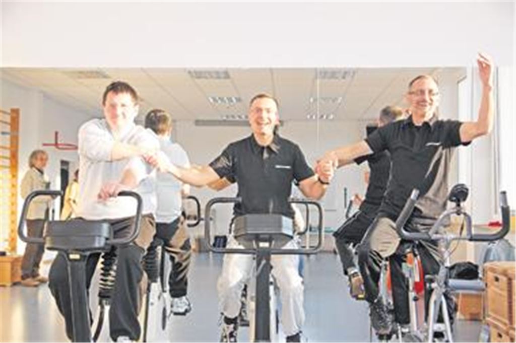 Wilhelm Kopp, Projektleiter Sven Osswald und Eduard Meyer (v.li.) treten in die Pedale. Zum Jahresende hat die Strampelei ein Ende. Das Projekt Fit für Leben und Arbeit wird eingestellt. 
Foto: Goertz