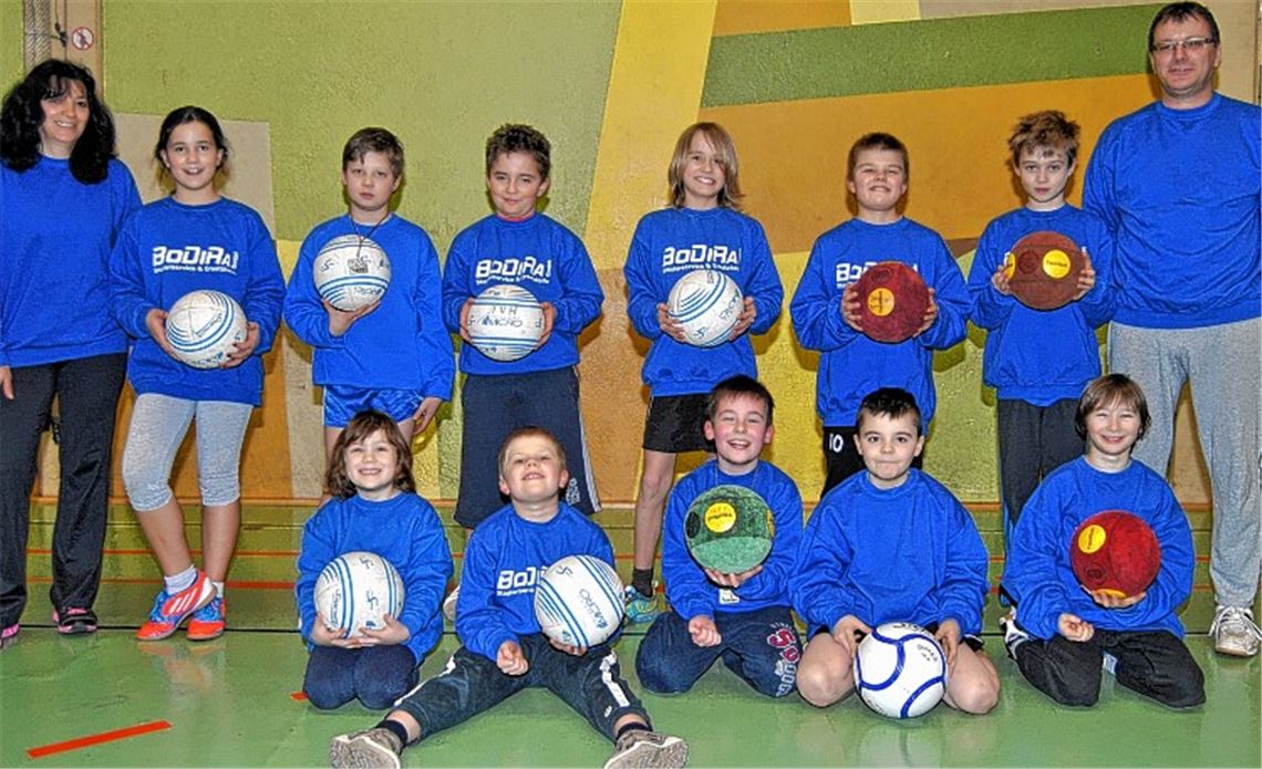 Will an die Erfolge früherer Jahre anknüpfen: der Faustball-Nachwuchs des Turnvereins Hohenklingen. Am Wochenende wurden die E-Jugendlichen in Gärtringen und Malmsheim zweimal Vizemeister bei den Württembergischen und den Bezirksmeisterschaften. Auf unserem Bild die Akteure der drei erfolgreichen E-Teams zusammen mit Trainer Bernd Wenzdorfer (re.) und Betreuerin Conchi Naranjo. Foto: Haller