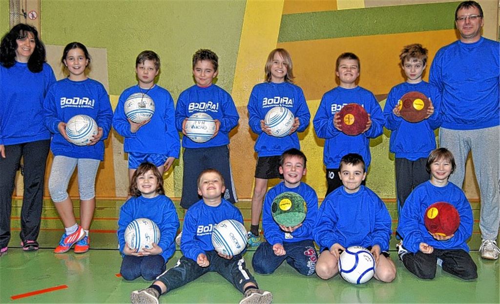 Will an die Erfolge früherer Jahre anknüpfen: der Faustball-Nachwuchs des Turnvereins Hohenklingen. Am Wochenende wurden die E-Jugendlichen in Gärtringen und Malmsheim zweimal Vizemeister bei den Württembergischen und den Bezirksmeisterschaften. Auf unserem Bild die Akteure der drei erfolgreichen E-Teams zusammen mit Trainer Bernd Wenzdorfer (re.) und Betreuerin Conchi Naranjo. Foto: Haller