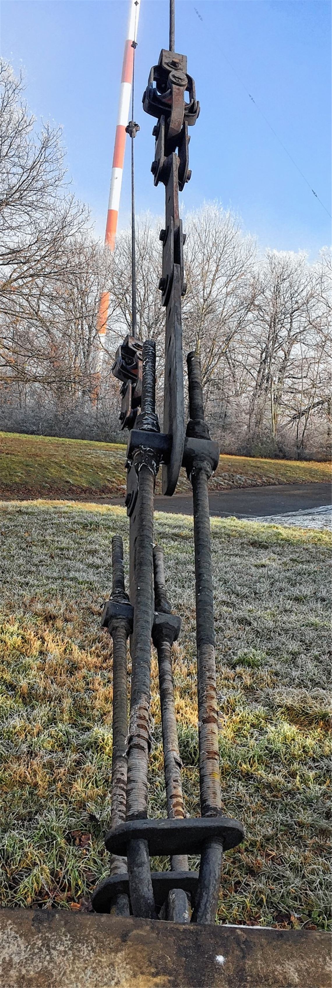 Will nicht zum alten Eisen gehören: Spannschloss an den Halteseilen des Senders