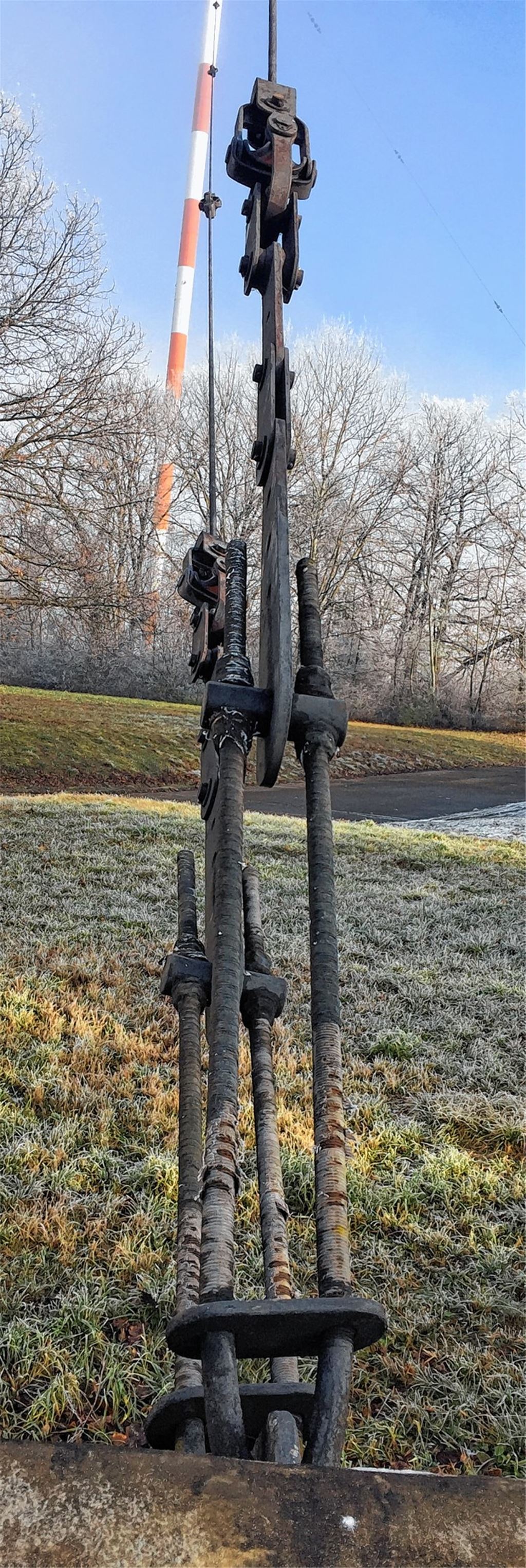 Will nicht zum alten Eisen gehören: Spannschloss an den Halteseilen des Senders
