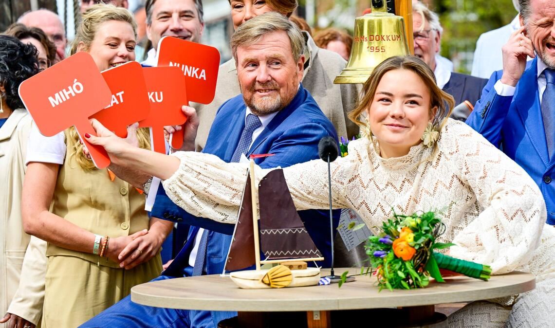 Willem-Alexander und seine Tochter Ariane bei einem Quiz über die Region Friesland.