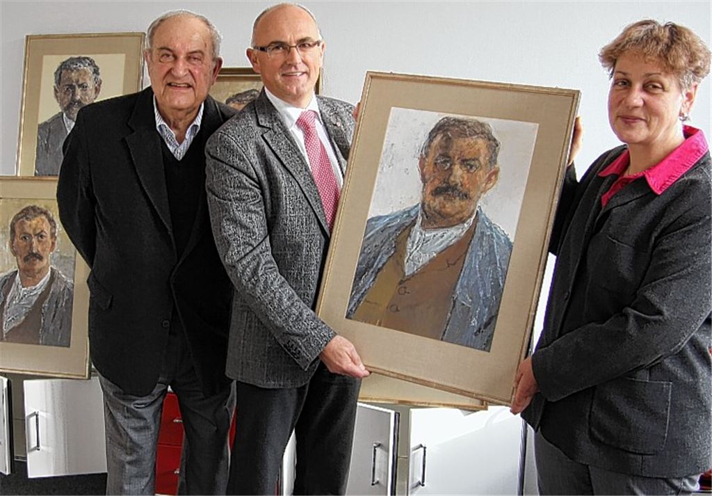 Willi Bender (li.), früherer Mitarbeiter und Experte in Sachen Firmengeschichte, und Händle-Geschäftsführer Gerhard Fischer übergeben die Porträtstudien an Stadtarchivarin Marlis Lippik. Mitte der 1980er Jahre hat Dr. Eberhard Frank den Firmengründer Karl Händle gemalt und dabei so dargestellt, wie er unter anderem als junger Handwerker (Bild re. unten) ausgesehen haben könnte.