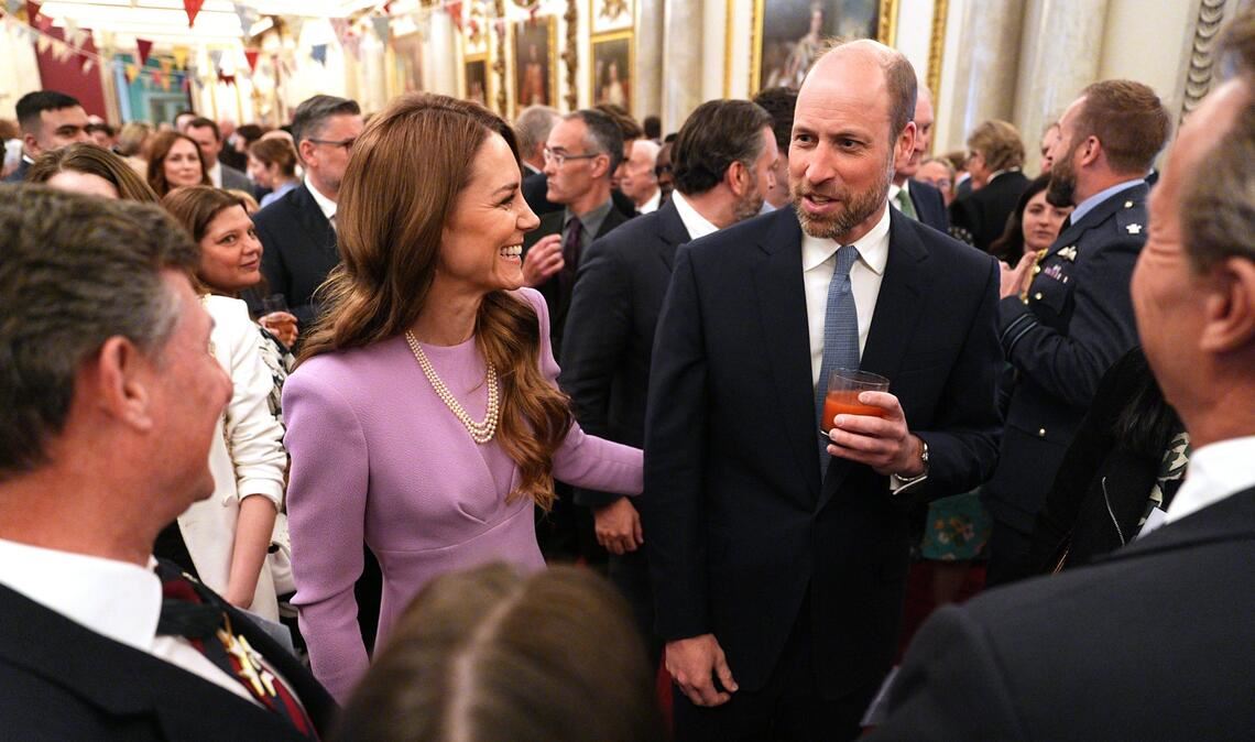 William und Catherine, Prinz und Prinzessin von Wales, während eines Empfangs im Buckingham Palace, London, zur Feier des 100. Geburtstages von Königin Elisabeth II.