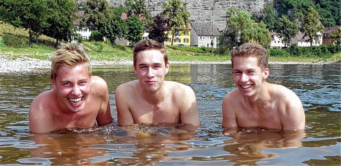 Willkommen im Naturfreibad Mühlacker: Die Freunde Micha, Luca und Julian (v. re.) schwören auf eine schnelle Erfrischung in der Enz.