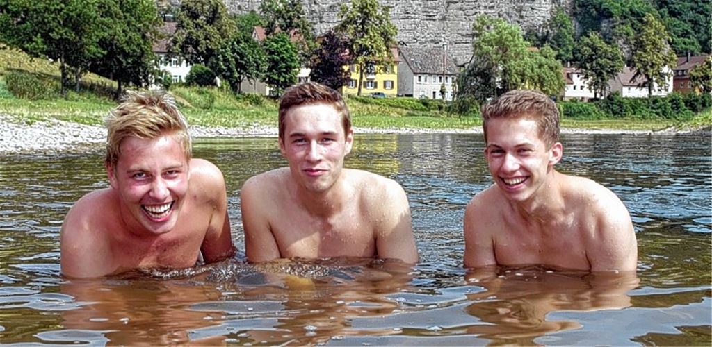 Willkommen im Naturfreibad Mühlacker: Die Freunde Micha, Luca und Julian (v. re.) schwören auf eine schnelle Erfrischung in der Enz.
