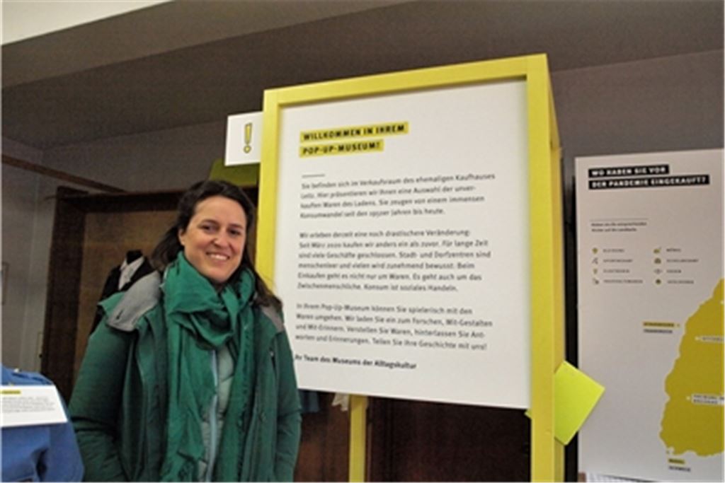 Willkommen im Pop-up-Museum: Die Leiterin des Projekts, Michaela Krimmer, hofft auf viele Besucher, die sich dieses einmalige Event in Knittlingen nicht entgehen lassen. Fotos: Filitz, Becker