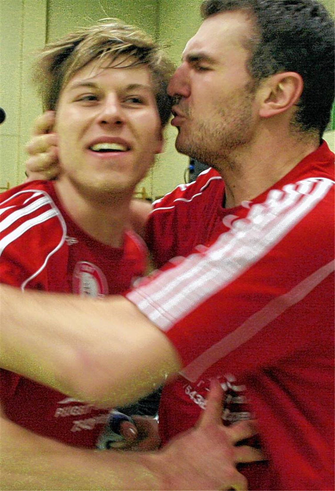 Willkommen zurück: Jochen Hofmann (li., mit Spasoje Ignjatovic nach der gelungenen Aufstieg in die Landesliga 2009) spielt wieder für den TSV Knittlingen. Archivfoto: Eigner