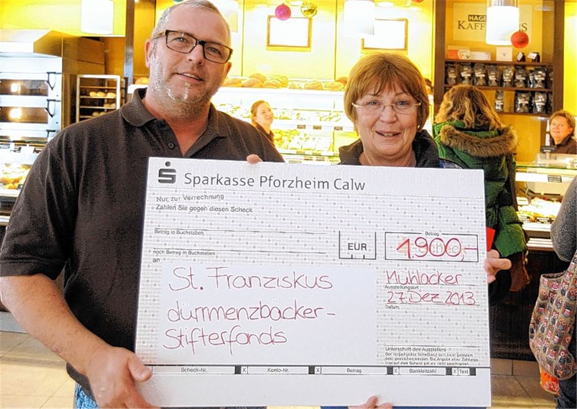 Willkommenes Geschenk nach Weihnachten: Dürrmenzbäcker Hans-Dieter Slobodkin überreicht 1900 Euro an die Stiftungsvorsitzende Monika Malkowski.