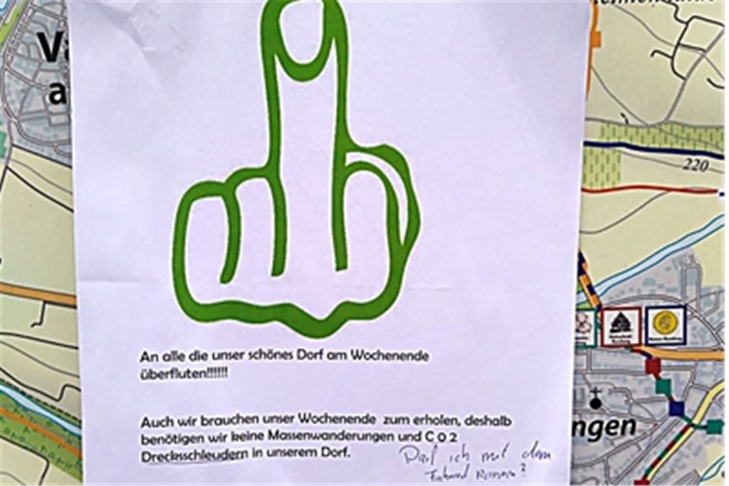 „Willkommensgruß“ der anderen Art: Mit drastischen Aushängen – hier auf einem Ortsplan beim Sportplatz – wehrt sich ein „Wutbürger“ gegen den Ansturm der Ausflügler in Mühlhausen, wo die Enzschlinge zu Touren einlädt. Doch die Protestaktion stößt nicht nur auf Beifall und wirft Fragen auf, wie eine handschriftliche Ergänzung zeigt: „Darf ich mit dem Fahrrad kommen?“ Fotos: privat, Archiv
