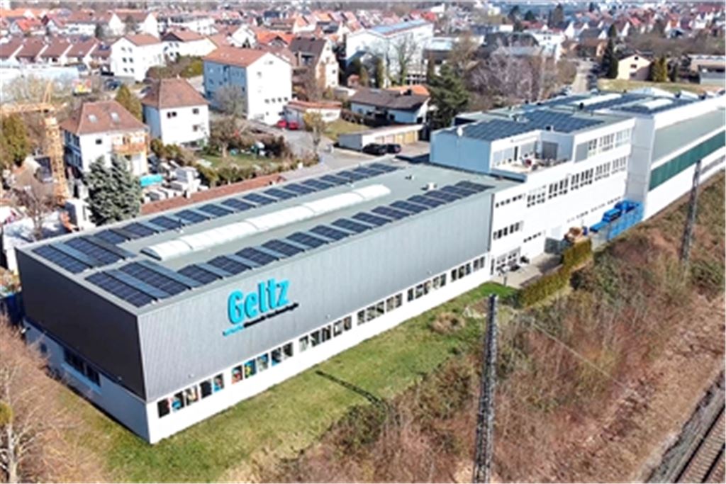Win-win-Situation: Die Fotovoltaikanlage, mit deren Hilfe auf dem Dach der Firma Geltz in Mühlacker Strom erzeugt wird, macht sich für das Unternehmen in etwa drei Jahren bezahlt. Auch die Genossenschaft „Bürger-Energie Region Mühlacker“ profitiert, die einen Teil der Solarmodule besitzt und das Gesamtprojekt verantwortet hat.Foto: Stadtwerke Mühlacker