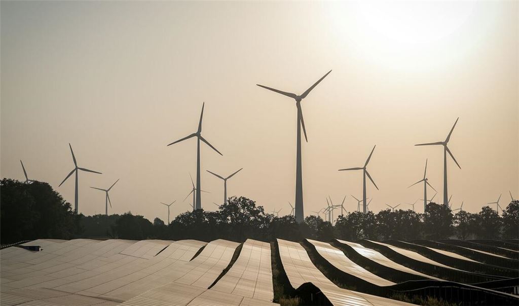 Wind (30 Prozent) und Photovoltaik (16 Prozent) stehen zusammen für fast die Hälfte der Stromerzeugung in Deutschland. (Symbolbild)