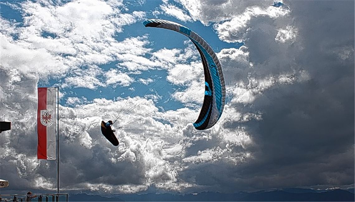 Wind und Wolken als Begleiter: Bernhard Mittner aus Serres bei einem Naturstart auf der Choralpe in Österreich.