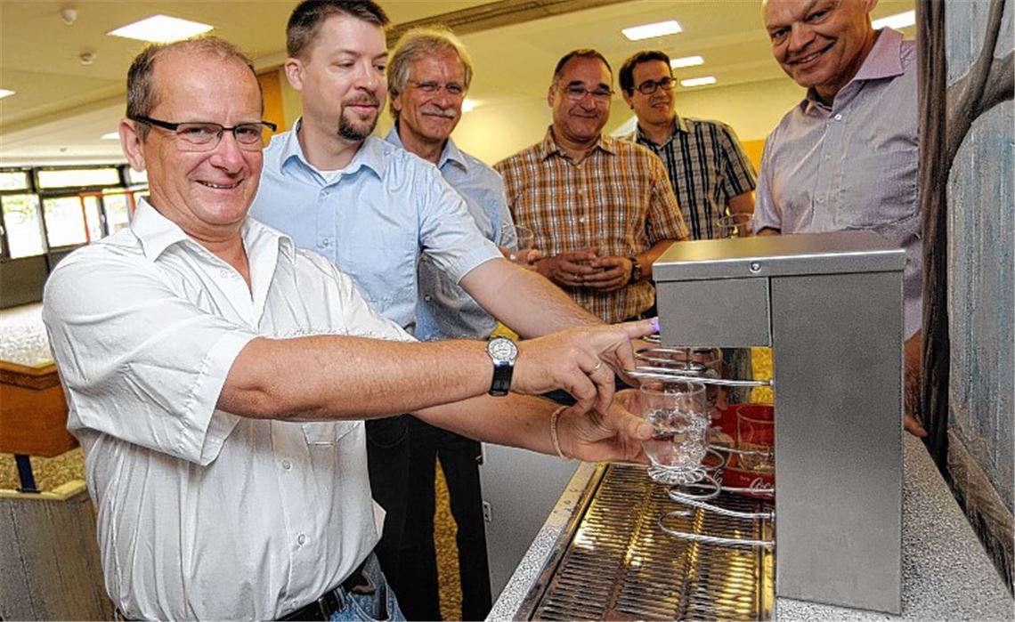 Winfried Abicht, Ralf Engelhardt, Jürgen Meeh, Konrad Teufel, Hansjörg Förnzler und Thomas Mühlbayer (v.li.) testen den neuen Trinkbrunnen am THG. Foto: Fotomoment