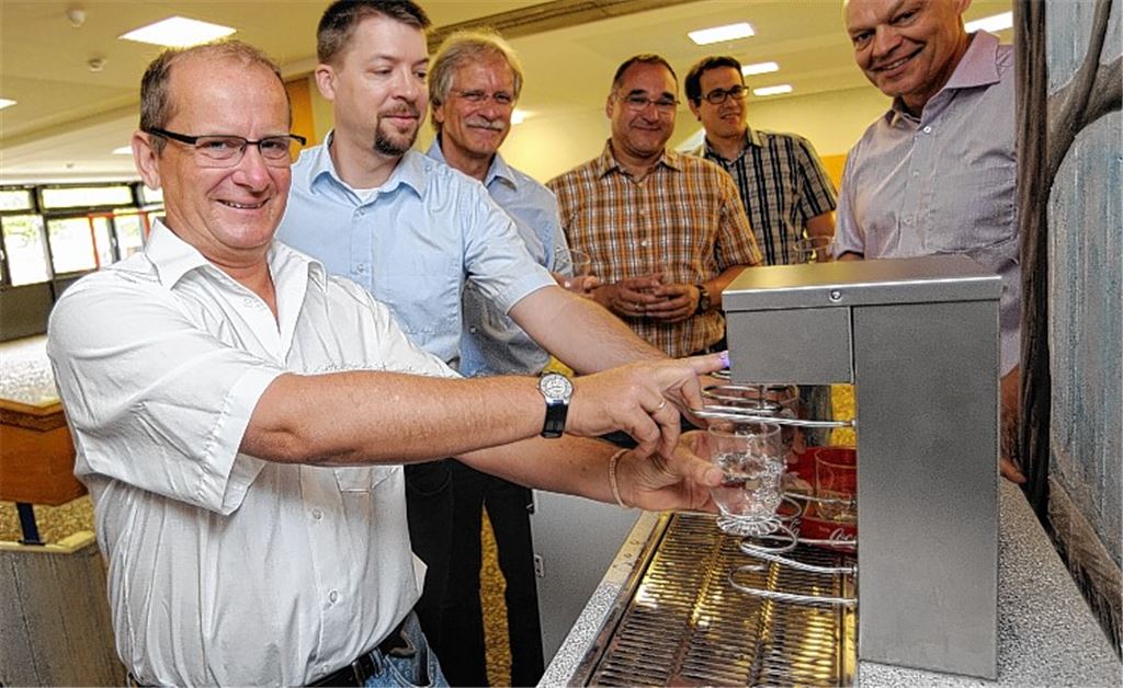 Winfried Abicht, Ralf Engelhardt, Jürgen Meeh, Konrad Teufel, Hansjörg Förnzler und Thomas Mühlbayer (v.li.) testen den neuen Trinkbrunnen am THG. Foto: Fotomoment