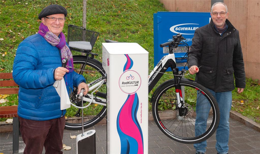 Winfried Abicht (links) und Jörg Soulier freuen sich über die neue Fahrradreparaturstation im Areal des ehemaligen Gartenschaugeländes. Foto: Fotomoment