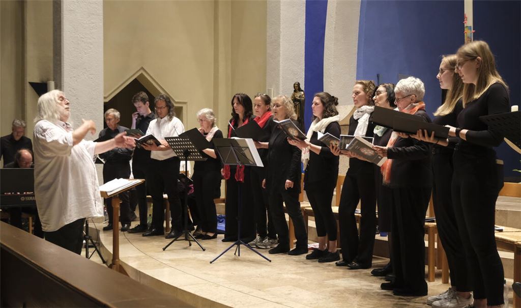 Winfried Bentele und die Mitwirkenden beim Konzert in der Herz-Jesu-Kirche. Foto: privat