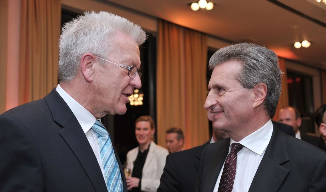 Winfried Kretschmann (Bündnis 90/die Grünen - l) mit Günther H. Oettinger (CDU). Oettinger hat einen Wunsch an Kretschmann (Archivfoto).