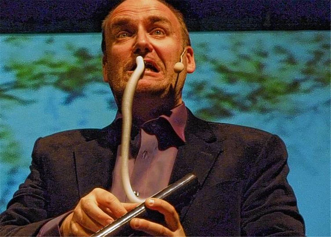 Winfried Kretschmann alias Andreas Müller – ach nein, umgekehrt – testet die per Windkraft aus dem Nasenloch angetriebene Melodica.