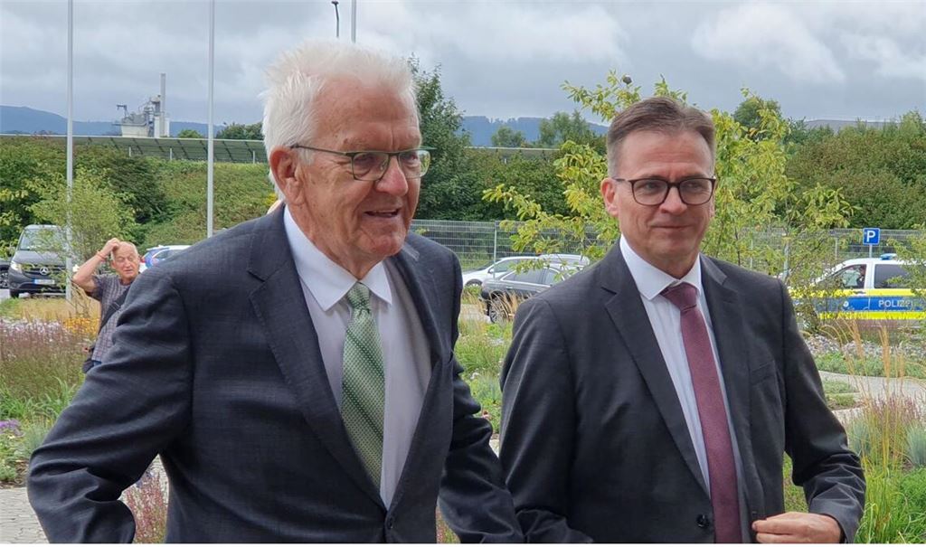 Winfried Kretschmann besucht mit Landrat Joachim Bläse (rechts) die Firma Weleda.