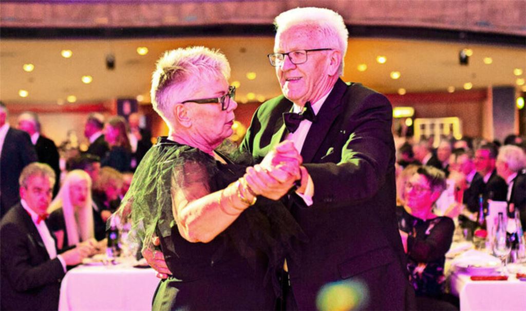 Winfried Kretschmann hat vor einem Jahr mit der Journalistin Johanna Henkel-Waidhofer den Landespresseball in der Liederhalle walzertanzend eröffnet.
