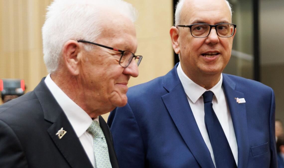 Winfried Kretschmann spricht bei seiner letzten Bundesratsitzung mit Andreas Bovenschulte.