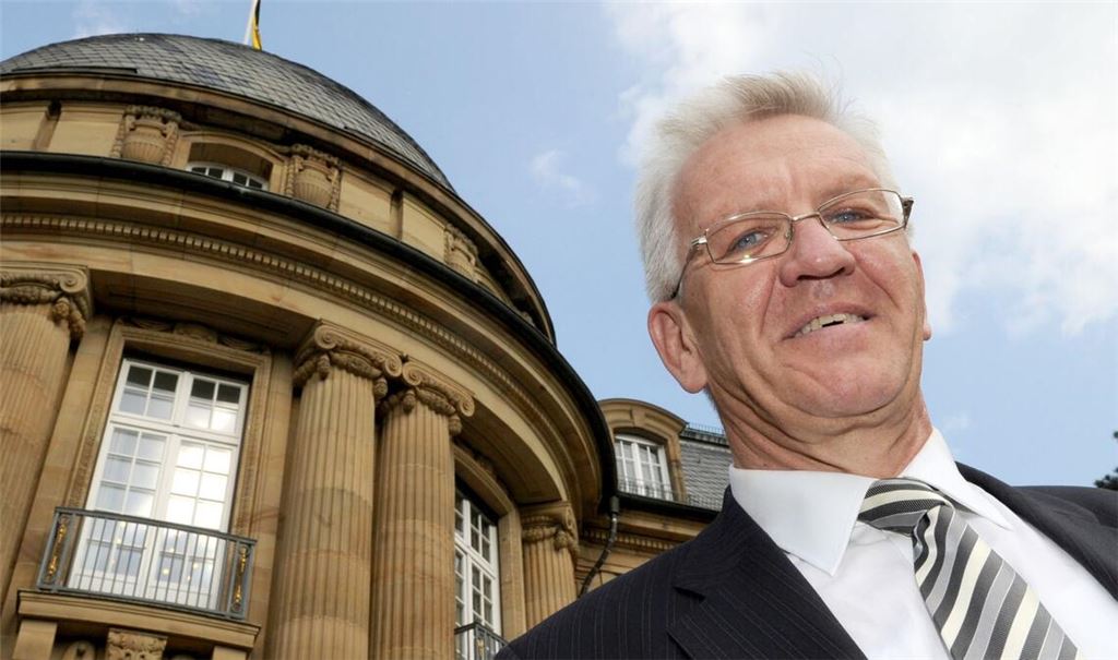 Winfried Kretschmann vor der Villa Reitzenstein (Archivbild)