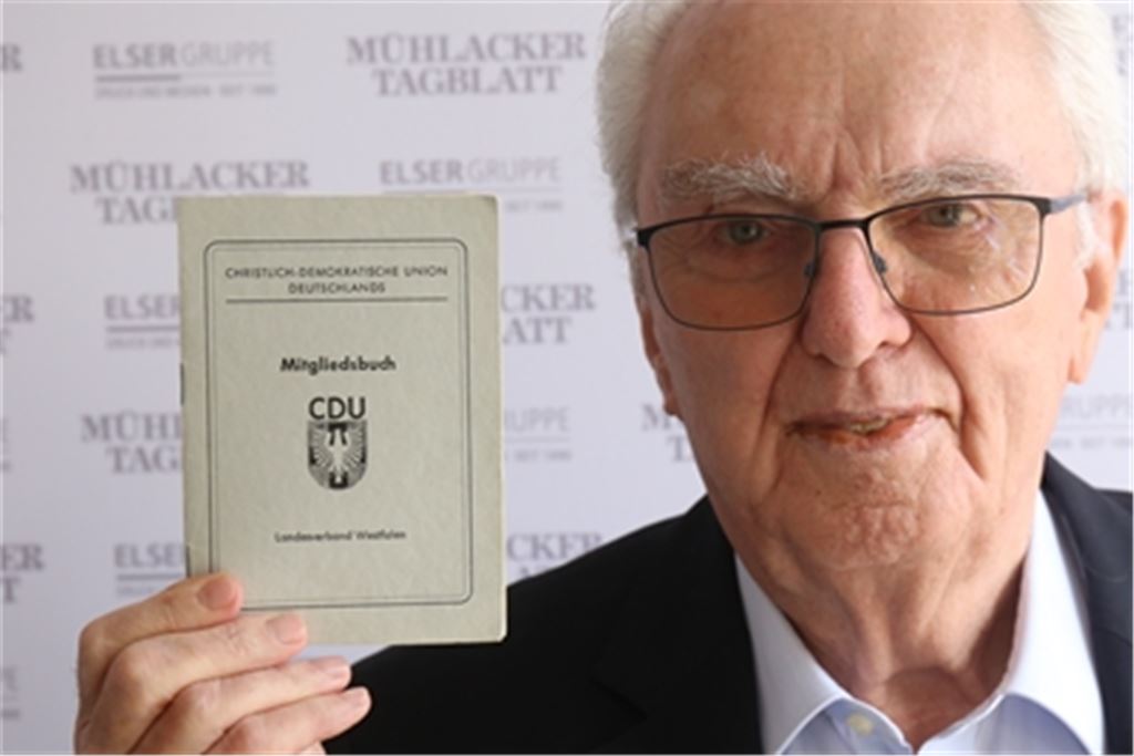 Winfried Scheuermann, 83 Jahre alt, hat zum Redaktionsbesuch sein Mitgliedsbuch mitgebracht. Seit 1961 ist er in der CDU. Der ehemalige Landtagsabgeordnete (von 1988 bis 2011) hat mit seiner Union schon viel erlebt. Die 24,1 Prozent können den Mann, der viele Jahre im Kreistag saß und inzwischen auch auf 50 Jahre Mitarbeit im Illinger Gemeinderat zurückblicken kann, deshalb nicht aus der Fassung bringen. Foto: Disselhoff