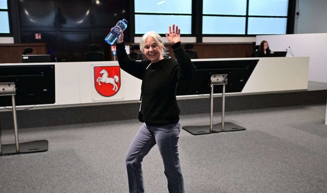 Winkend begrüßte Daniela Klette ihre Unterstützer im Zuschauerraum des Gerichtssaals.