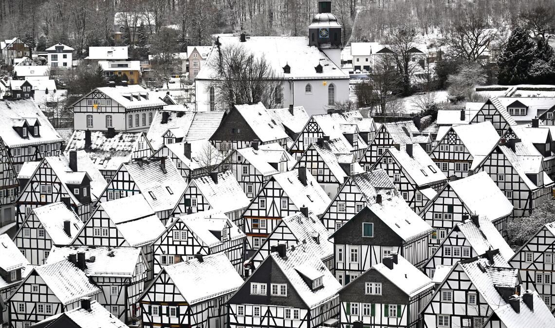 Winter-Wunderland: Schnee liegt auf den Dächern der historischen Altstadt von Freudenberg.