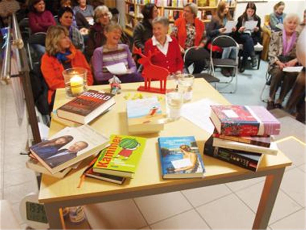 Winterabende sind lang. Da kann es nicht schaden, sich rechtzeitig mit gutem Lesestoff einzudecken. Die Besucher bei Buch-Elser erhalten Tipps zu den aktuellen Neuerscheinungen. Foto: Filitz