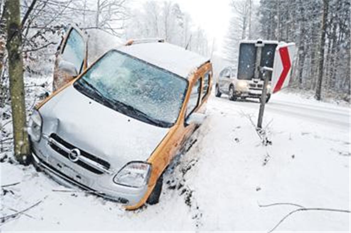 Winterlicher Herbstausklang: Zwischen Maulbronn-West und Ölbronn ist gestern auf schneeglatter Straße ein Wagen auf Abwege gekommen  nicht der einzige an diesem Tag. Foto: Fotomoment