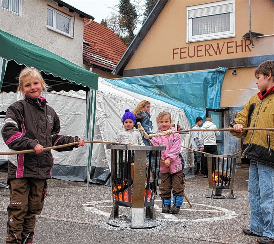 Wintersause der Feuerwehr: Das Stockbrot kommt bei den Kindern gut an. Foto: Recken
