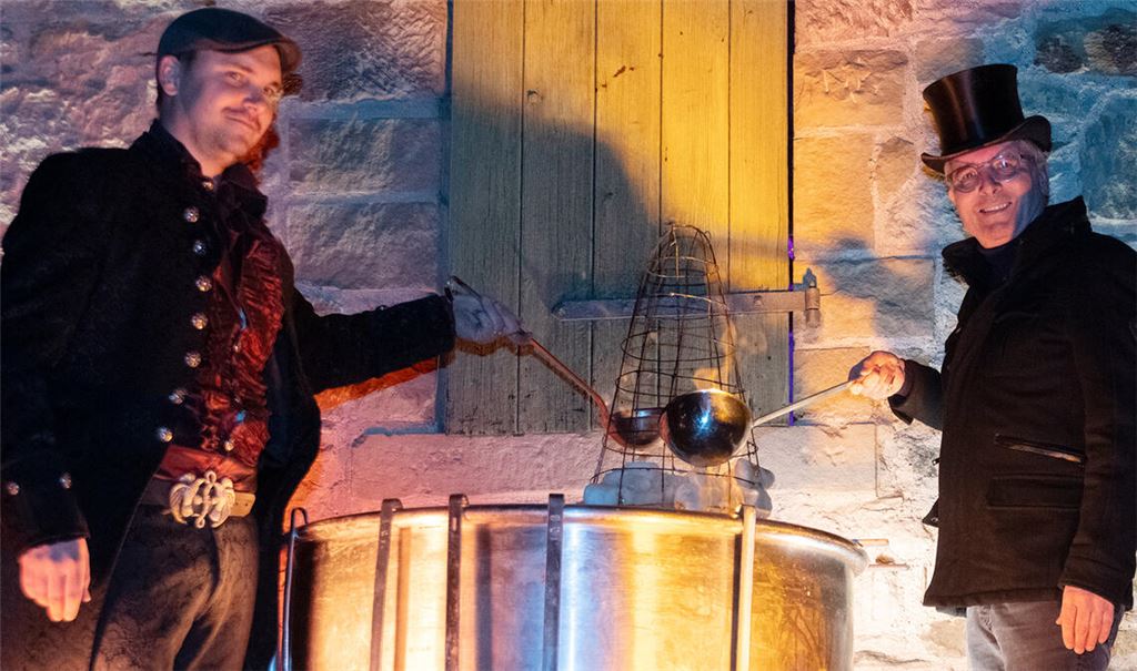 „Winterzauber“ in Illingen: Mathias „Matze“ Gutstein (li.) und Bürgermeister Armin Pioch am Kessel mit der Feuerzangenbowle.
