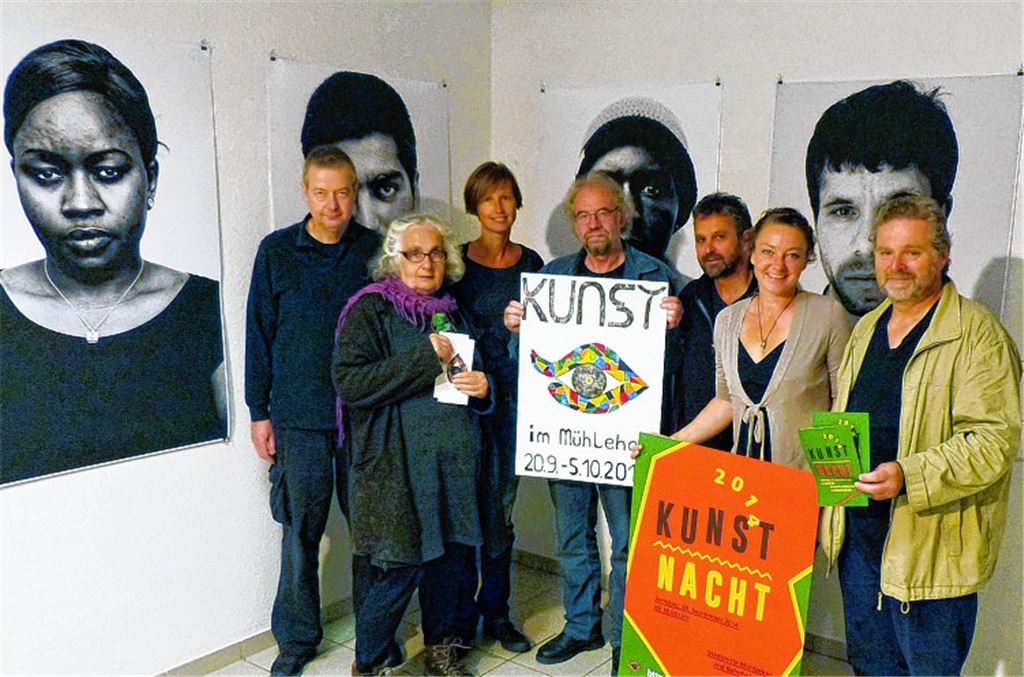 „Wir alle sind nur Gast auf Erden“ heißt die Ausstellung von Martin E. Kautter mit Aufnahmen von Asylbewerbern. Die „Gäste auf Erden“ können aber viel Freude bereiten, wie zum Beispiel mit der Kunstnacht am 20. September, bei der auch die Jahresausstellung der Künstlergruppe eröffnet wird (v. li.): Martin E. Kautter, Sigrid Baumgärtner, Katja Rohloff (Volkshochschule), Martin Eisenhardt, Berthold Scheible, Susanne Bosselmann und Hans-Ulrich Seemann (Organisator).