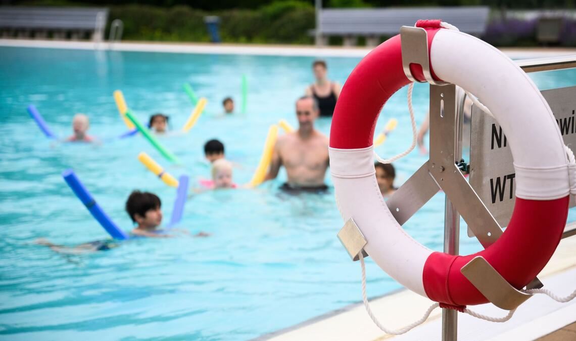 "Wir gehen nach wie vor davon aus, dass fast 60 Prozent der Schülerinnen und Schüler am Ende der vierten Klasse nicht sicher schwimmen können." Das sagte DLRG Präsidentin Ute Vogt. (Symbolbild)