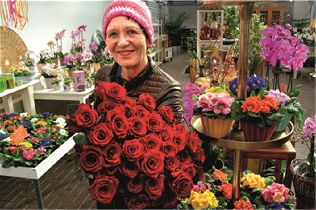 „Wir gehören zur Grundversorgung wie Lebensmittel und Baumärkte“, erinnert zum Valentinstag Petra Rudolf vom Blumenhaus Rudolf in Mühlacker. Foto: Stahlfeld