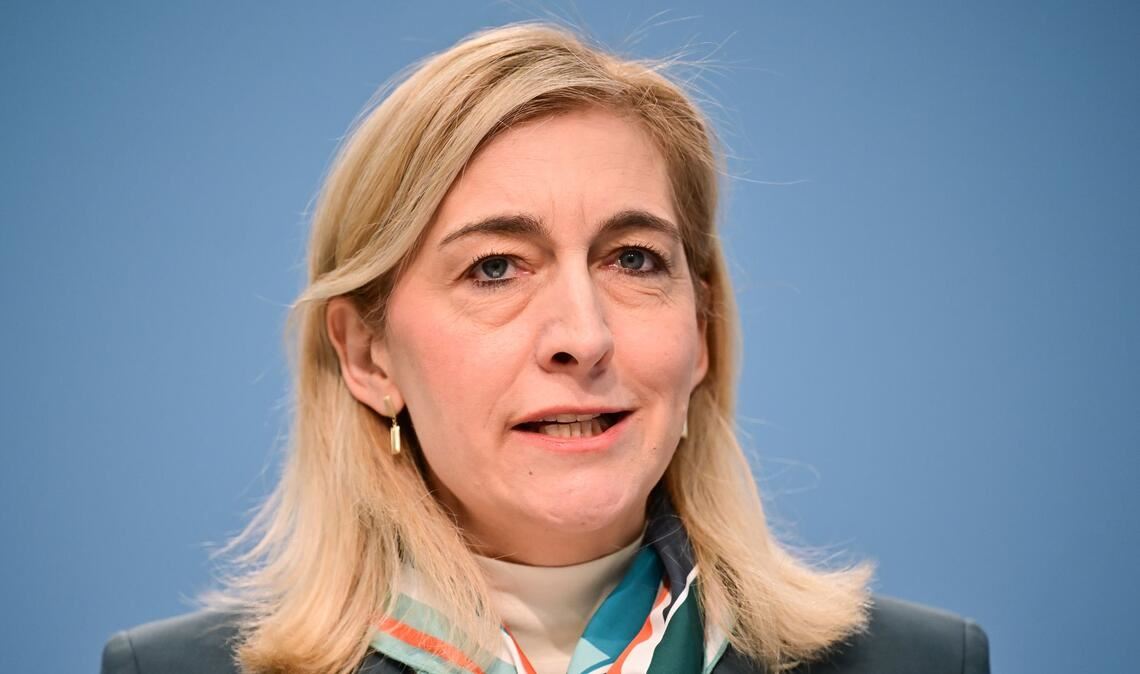"Wir haben ein Milliardenloch in der gesetzlichen Krankenversicherung, und wenn wir das jetzt nicht schließen und wenn wir nichts gegen die steigenden Beiträge tun, dann haben alle höhere Belastungen", sagte Warken. (Archivbild)