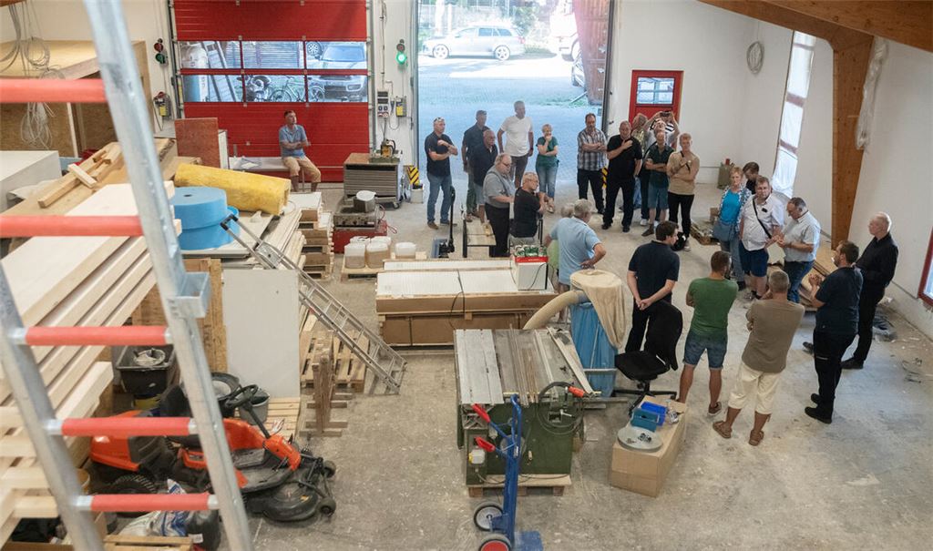 „Wir können so nicht weitermachen“: Ortstermin mit Gemeinderätinnen und -räten auf der Baustelle des im Umbau befindlichen alten Zimmereigebäudes im Letten. Fotos: Fotomoment